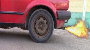 Автомобіль «стріляє» в глушник, у чому причина?